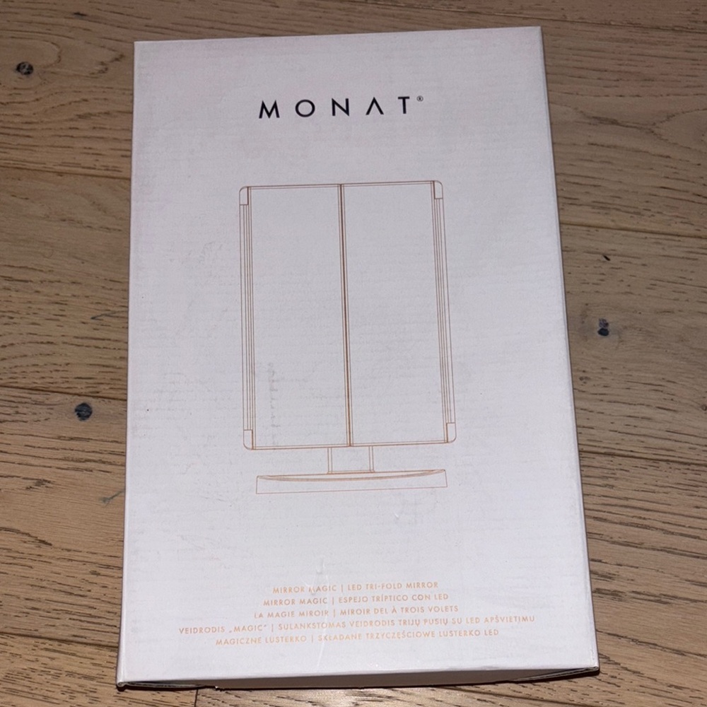 Monat LED Tri-Fold Mirror